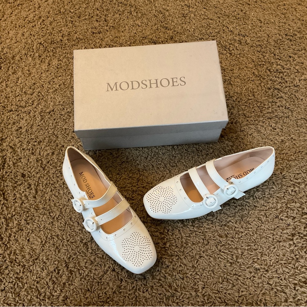 New with Box~Mod Shoes “Pippa” White Patent Leather Flat, Double Straps, Flower